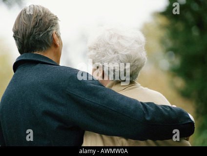 Mann mit Arm um Frau, Kopf und Schultern, Rückansicht Stockfoto