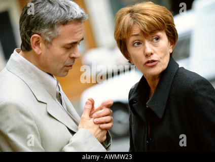 Mann und Frau stehen gemeinsam auf der Suche in verschiedene Richtungen, Kopf und Schultern Stockfoto