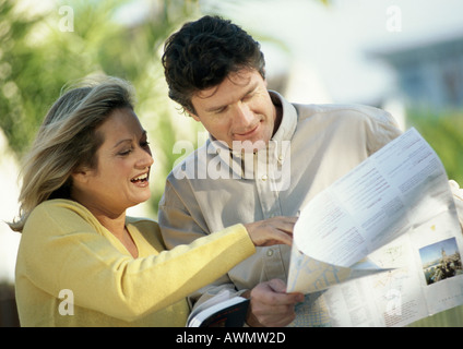 Mann und Frau betrachten Karte, außerhalb Stockfoto