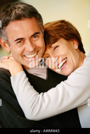 Mann und Frau umarmt, Nahaufnahme, Porträt Stockfoto