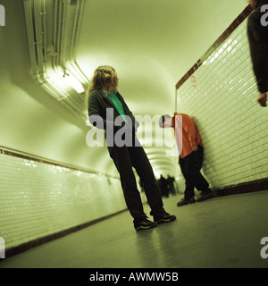 Junge Menschen stehen im u-Bahn-Korridor Stockfoto