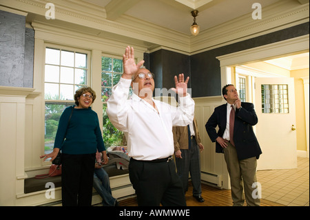 Spanische Familie mit Geschäftsmann neues Haus Stockfoto