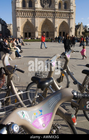 Frankreich Paris 4 Notre Dame Kathedrale mehrere Velib Fahrräder parken auf Esplanade mit Kathedrale Fassade in Bkgd Stockfoto