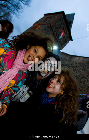 Traditionelle Halloween-Spektakel auf der Burg Frankenstein. Ein Vampir, erschreckend, eine Mädchen, Burg Frankenstein, Hessen, Deutschland. Stockfoto