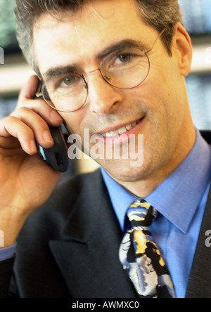 Unternehmer, die das Tragen einer Brille mit Handy, Nahaufnahme, Porträt. Stockfoto