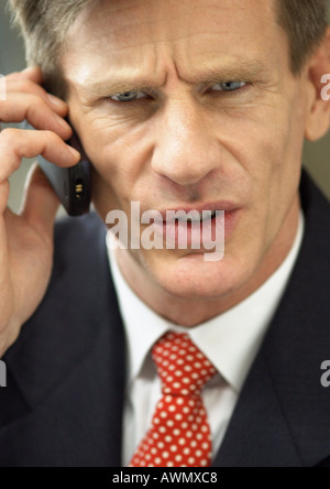 Geschäftsmann mit Mobiltelefon, close-up Portrait. Stockfoto