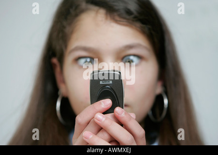 Teenager im Gespräch auf ein Mobiltelefon, Hessen, Deutschland, Europa Stockfoto