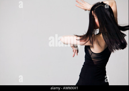 Hispanic weibliche Flamencotänzerin tanzen Stockfoto