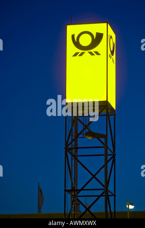 Firmen-Logo von der Deutschen Post (Deutsche Post AG) im Abendlicht, Offenbach, Hessen, Deutschland, Europa Stockfoto