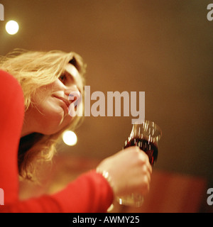 Frau mit Weinglas, Portrait, niedrigen Winkel Ansicht. Stockfoto