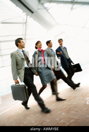 Gruppe von Geschäftsleuten zusammen im Haus spazieren, verschwommen. Stockfoto