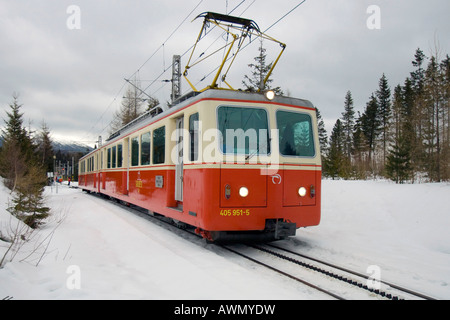 Tatra Electric Railway in den Schnee, Strbske Pleso, Slowakei, Europa Stockfoto