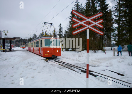 Tatra Electric Railway in den Schnee, Strbske Pleso, Slowakei, Europa Stockfoto