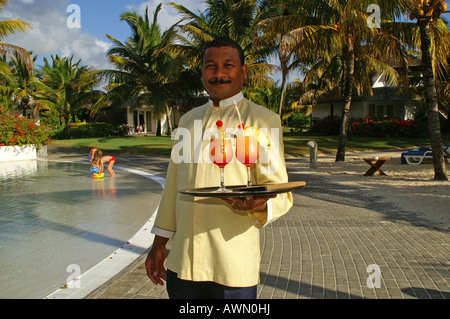 Kellner serviert Cocktails, Trou Aux Biches, Mauritius, Afrika Stockfoto