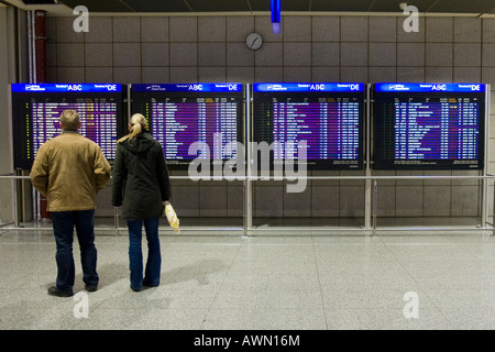 Fahrgäste vor Fluginfo-Bildschirme, Terminal 2, Flughafen Frankfurt, Frankfurt, Hessen, Deutschland, Europa Stockfoto