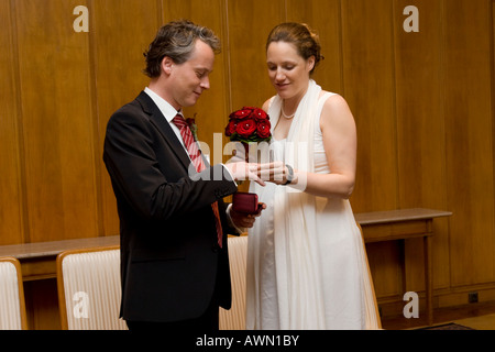 Frisch verheiratetes Paar, die Austausch von Ringen am Standesamt Stockfoto