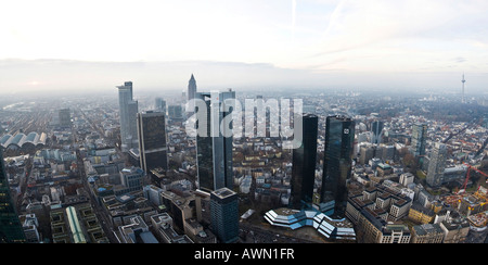 Panorama geschossen, Skyline, mit der Deutsche Bank, Sparkasse und Konvention Türme, Hauptbahnhof, Frankfurt, Hessen, Ge Stockfoto