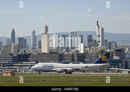 Lufthansa 747 Rollen zur Startbahn mit der Frankfurter Skyline im Hintergrund (komponieren Schuss), Frankfurt am Main International Flughafen Stockfoto