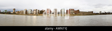 Panoramablick auf den östlichen Hafen mit seinen Luxusappartements entlang des Mains in Frankfurt, Hessen, Deutschland, Europa Stockfoto