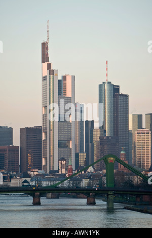 Frankfurter Skyline in der Morgensonne, Commerzbank und Helaba Türme, Frankfurt am Main, Hessen, Deutschland, Europa Stockfoto