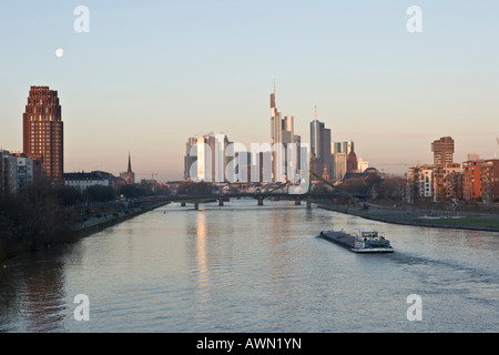 Frankfurter Skyline in der Morgensonne, Commerzbank und Helaba Türme, Frankfurt am Main, Hessen, Deutschland, Europa Stockfoto