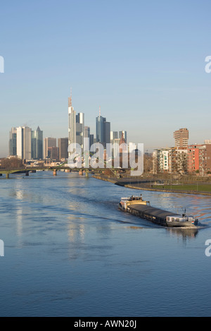 Frankfurter Skyline gesehen aus dem Osten, Commerzbank-Tower und Lastkahn auf das Mainufer, Frankfurt am Main, Hessen, Deutschland, Europa Stockfoto