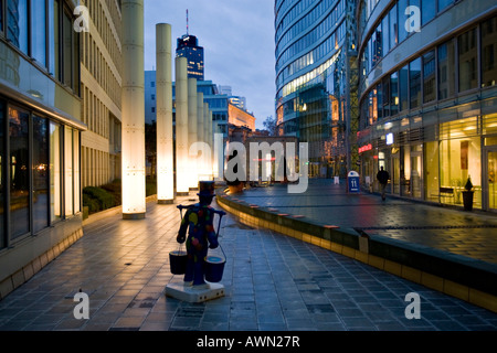 Fußgängerzone vor der Frankfurter Welle, modernen Gebäude neben der alten Oper Frankfurt, Hessen, Deutschland, Eu Stockfoto