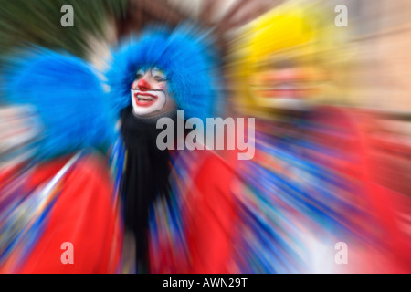 Person tragen Clownskostüm, Karnevalsumzug, Hessen, Deutschland, Europa Stockfoto