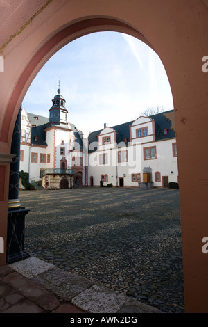 Hof und Turm durch einen Torbogen in Weilburgs Renaissance betrachtet Schloss Weilburg (gebauten 1533-1572), ein der Lahn, Hessen, Stockfoto