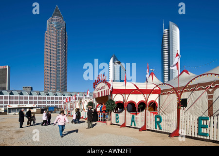 Eingang zum Barelli Circus, Commerzbank-Hochhaus, Messeturm Turm und Pollux Hochhaus im Hintergrund, Frankfurt, Hessen, Deutschland Stockfoto