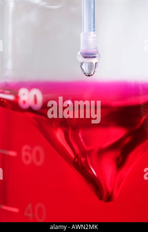 Phenolphthalein-Lösung in die ein Tropfen Kaliumhydroxid sank, Säure-Base-Titration, Qualitätssicherung, Weleda AG ist Stockfoto