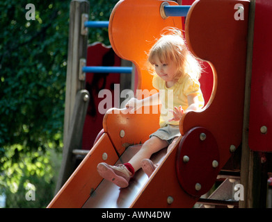 Mädchen auf einem Spielplatz Stockfoto
