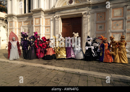 Menschen tragen Kostüme und Masken während des Karnevals in Venedig, Italien, Europa Stockfoto