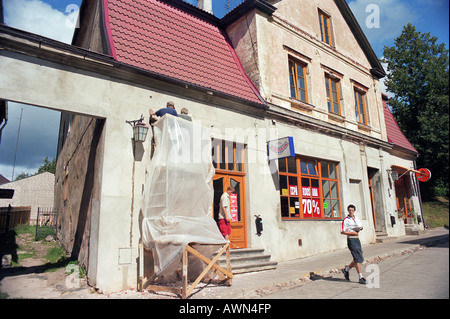 Straßenszene in der Altstadt in Cesis, Lettland Stockfoto