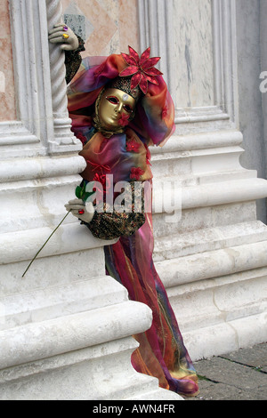 Person gekleidet in ein Kostüm und Maske während des Karnevals in Venedig, Italien, Europa Stockfoto