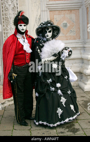 Menschen tragen Kostüme und Masken während des Karnevals in Venedig, Italien, Europa Stockfoto