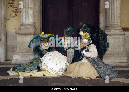 Menschen tragen Kostüme und Masken während des Karnevals in Venedig, Italien, Europa Stockfoto