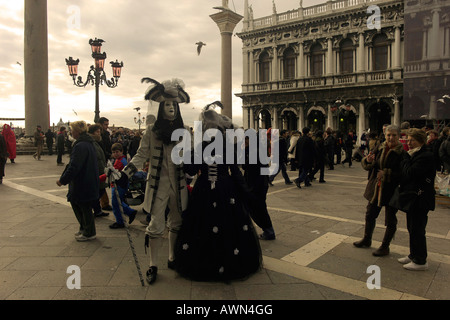 Menschen tragen Kostüme und Masken während des Karnevals in Venedig, Italien, Europa Stockfoto