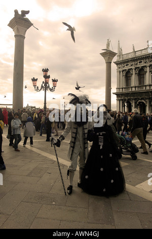 Menschen tragen Kostüme und Masken während des Karnevals in Venedig, Italien, Europa Stockfoto