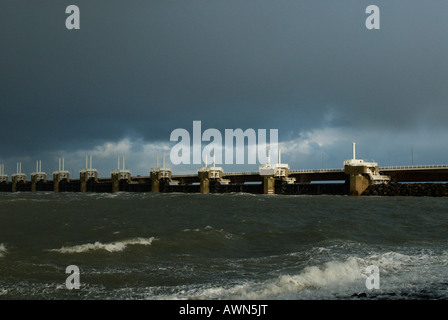 Sturmflutwehr der Oosterscheldekering (Oosterschelde Sturmflutwehr) zwischen den Inseln Schouwen-Duiveland geschlossen Stockfoto