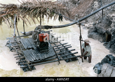 Brasilien GOLD MINERS im Regenwald Regenwald Amazonas Foto Julio Etchart Stockfoto