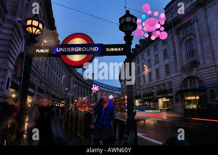 Piccadilly Circus an regnerischen Winterabend mit Nokia Weihnachtsbeleuchtung, London, UK Stockfoto