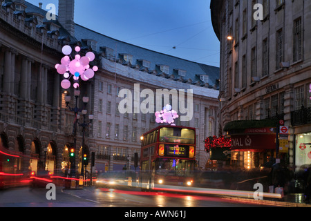 Piccadilly Circus an regnerischen Winterabend mit Nokia Weihnachtsbeleuchtung, London, UK Stockfoto