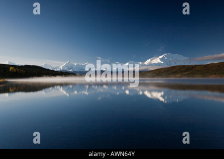 Perfekte Spiegelung des Mt Denali im knackig, nebligen Wasser der Wonder Lake im Denali-Nationalpark, Alaska Stockfoto