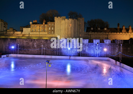 Künstliche Eisbahn für Weihnachten Skaten vor der Tower of London, UK Stockfoto