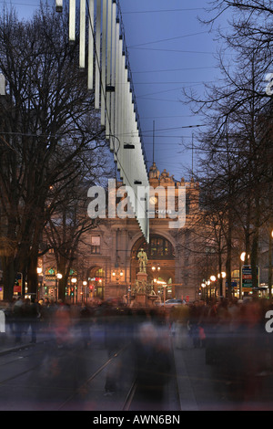 Fußgänger schnell zu beenden, Weihnachts-shopping an der Bahnhofstrasse mit modernen Weihnachtsbeleuchtung und Hauptbahnhof, Zürich, S Stockfoto