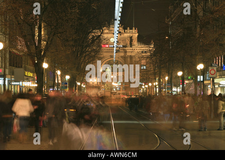 Fußgänger schnell zu beenden, Weihnachts-shopping an der Bahnhofstrasse mit modernen Weihnachtsbeleuchtung und Hauptbahnhof, Zürich, S Stockfoto