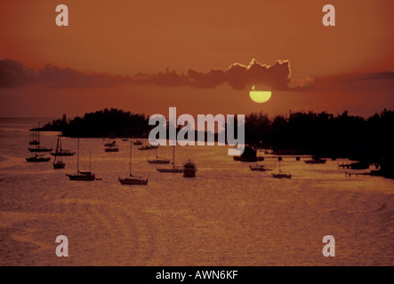 Sonnenuntergang über Paradise Island, Ansicht von Nassau, New Providence Island, Bahamas, West Indies Stockfoto