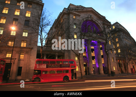 Bush House am Aldwych und alten roten Routemaster Bus, City of Westminster, London, UK Stockfoto