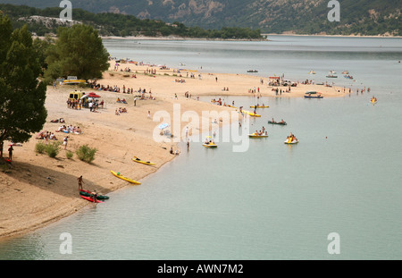 Kanus und Tretboote im Lac de Sainte Croix, Gorge de Verdon, Provence, Frankreich Stockfoto